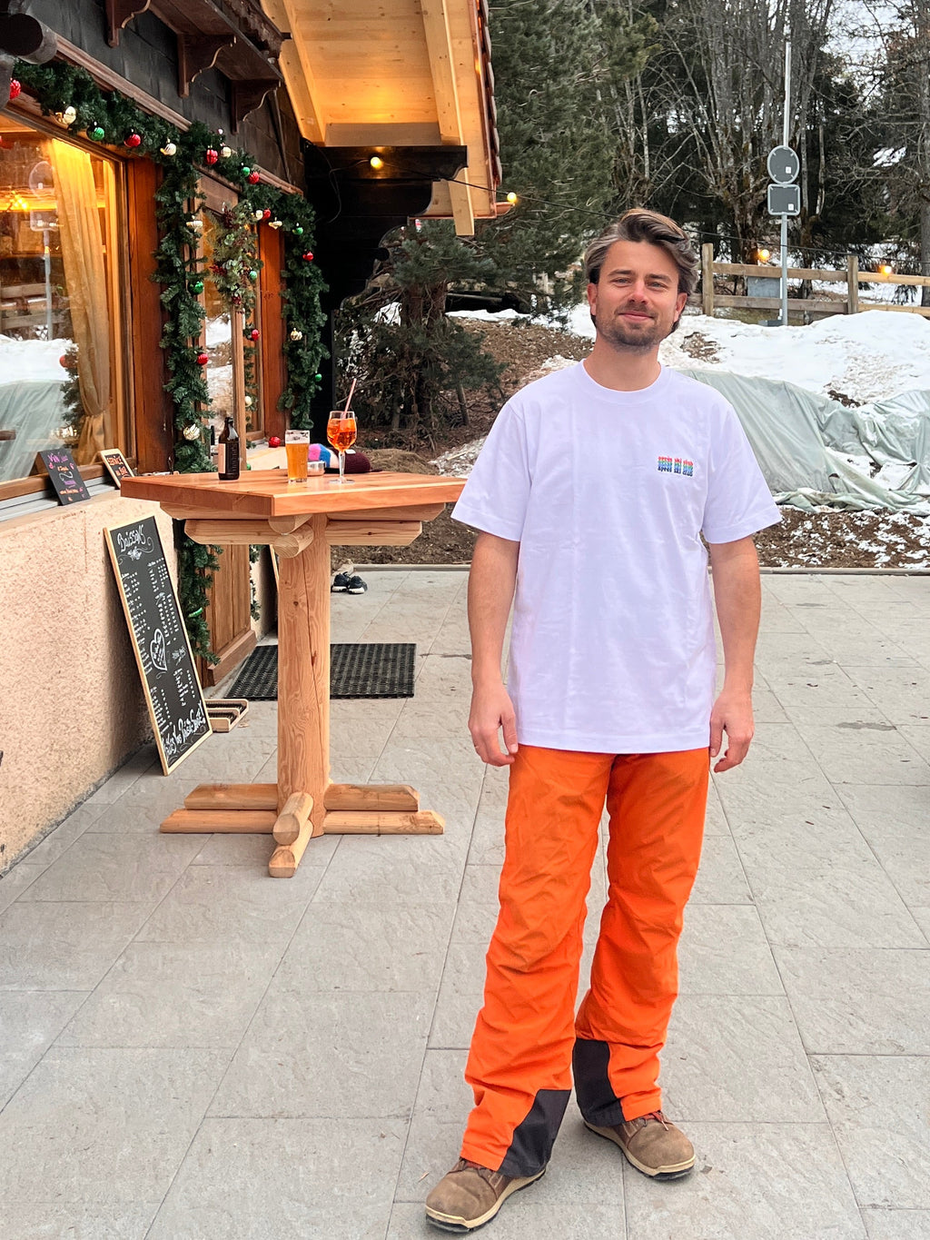 white APRES SKI CLUB t-shirt (loose fit)