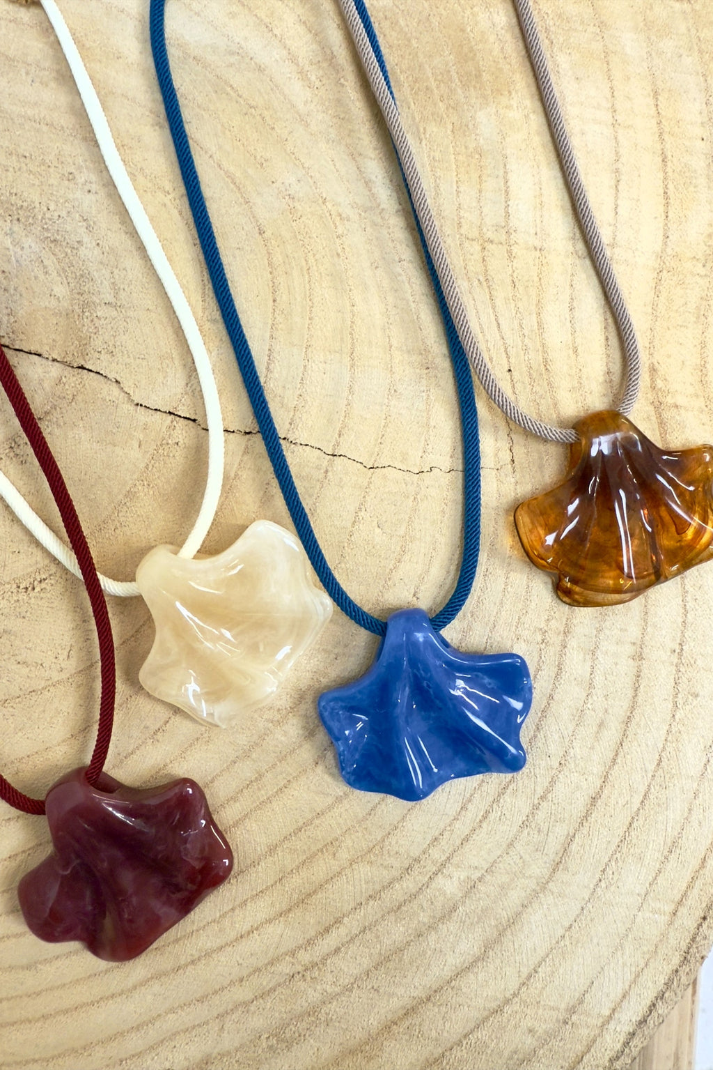 ivory SEASHELL cord necklace